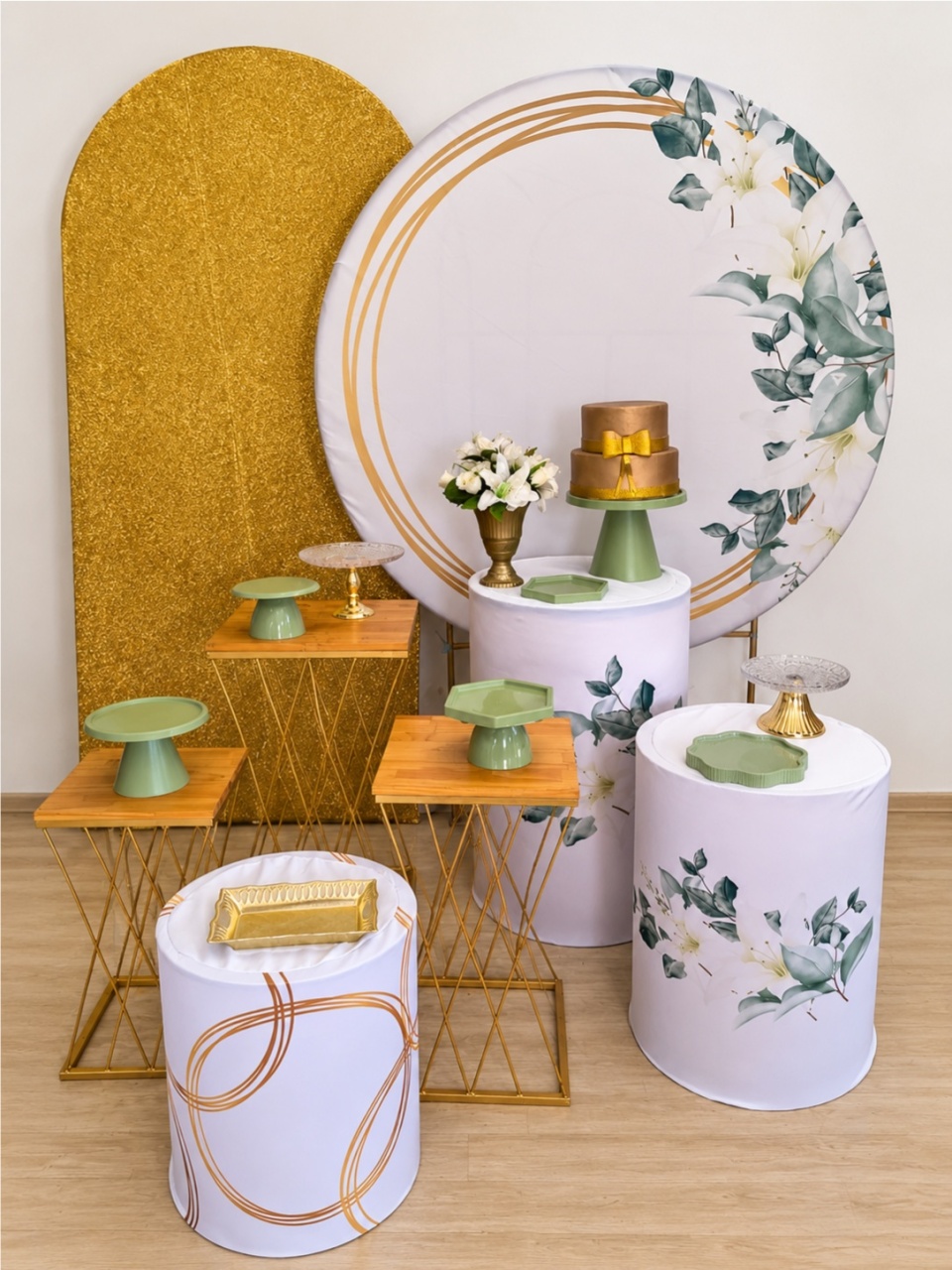 Verde E Branco Com Mesas Douradas - Dcoração de mãe 