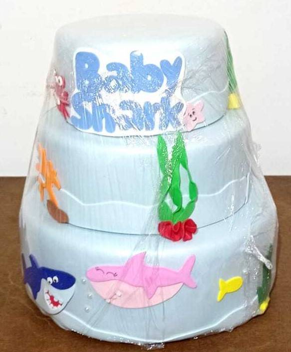 Bolo Fake Baby  Shark - 3 Andares - Vanessalocações