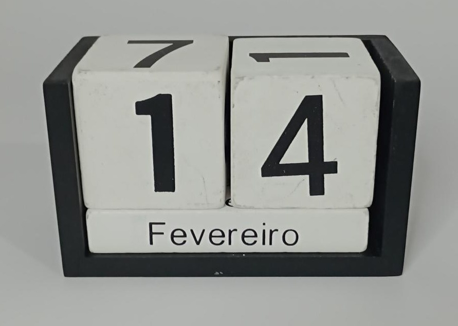 Calendário de Mesa Pinus - Branco - Vanessalocações