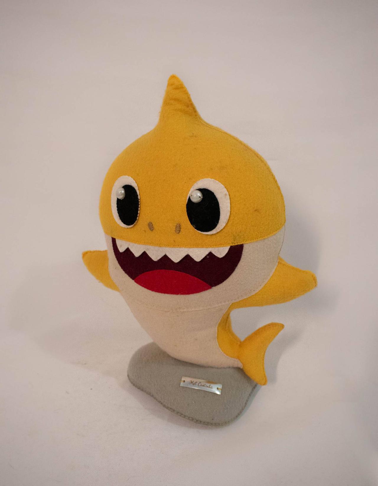 Personagem Baby Shark Feltro Amarelo - Vanessalocações