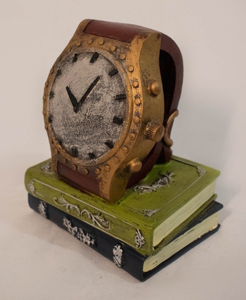 Relógio Com Livros Resina - Vanessalocações
