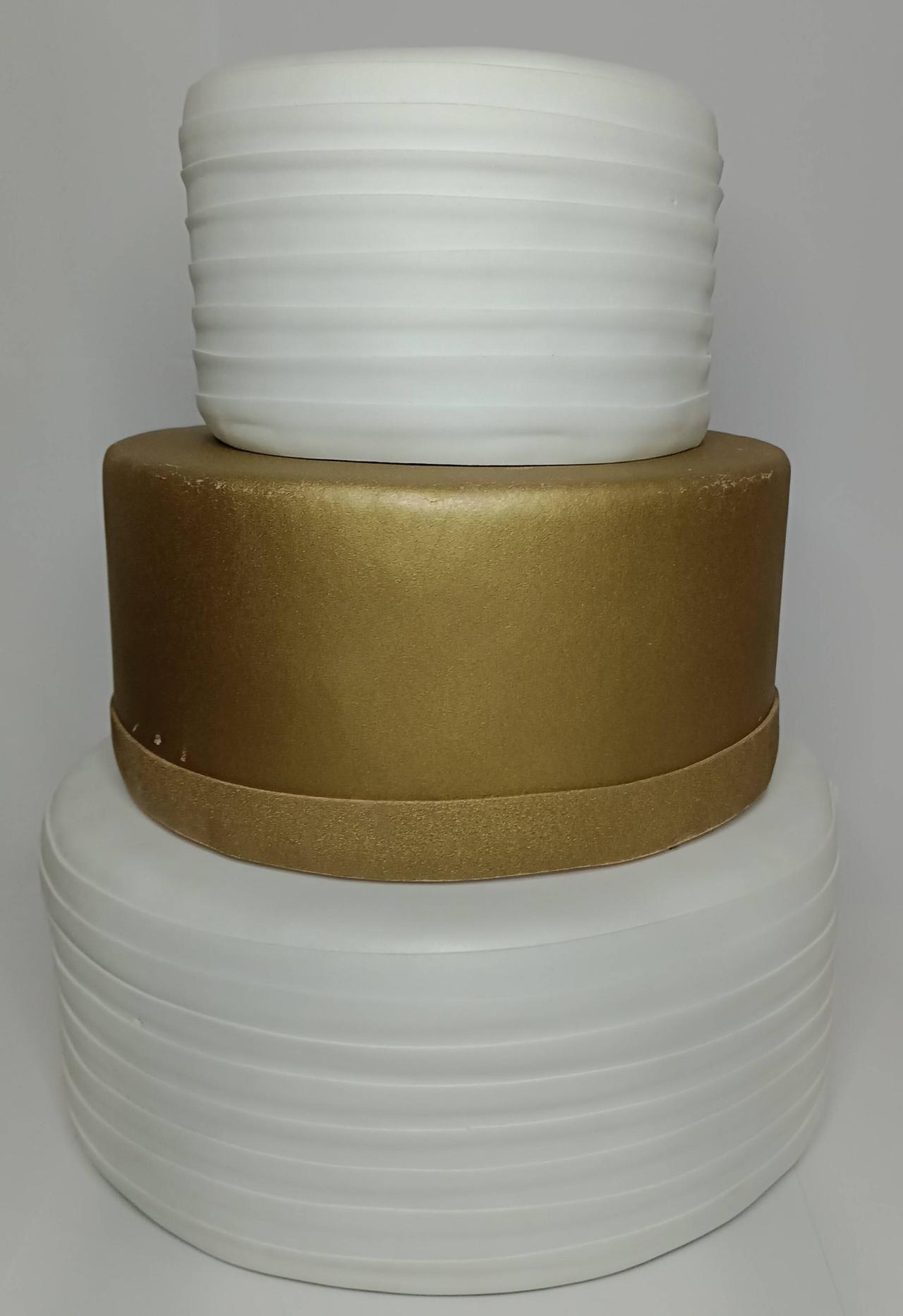 Bolo Fake Dourado 3 Andares - Vanessalocações