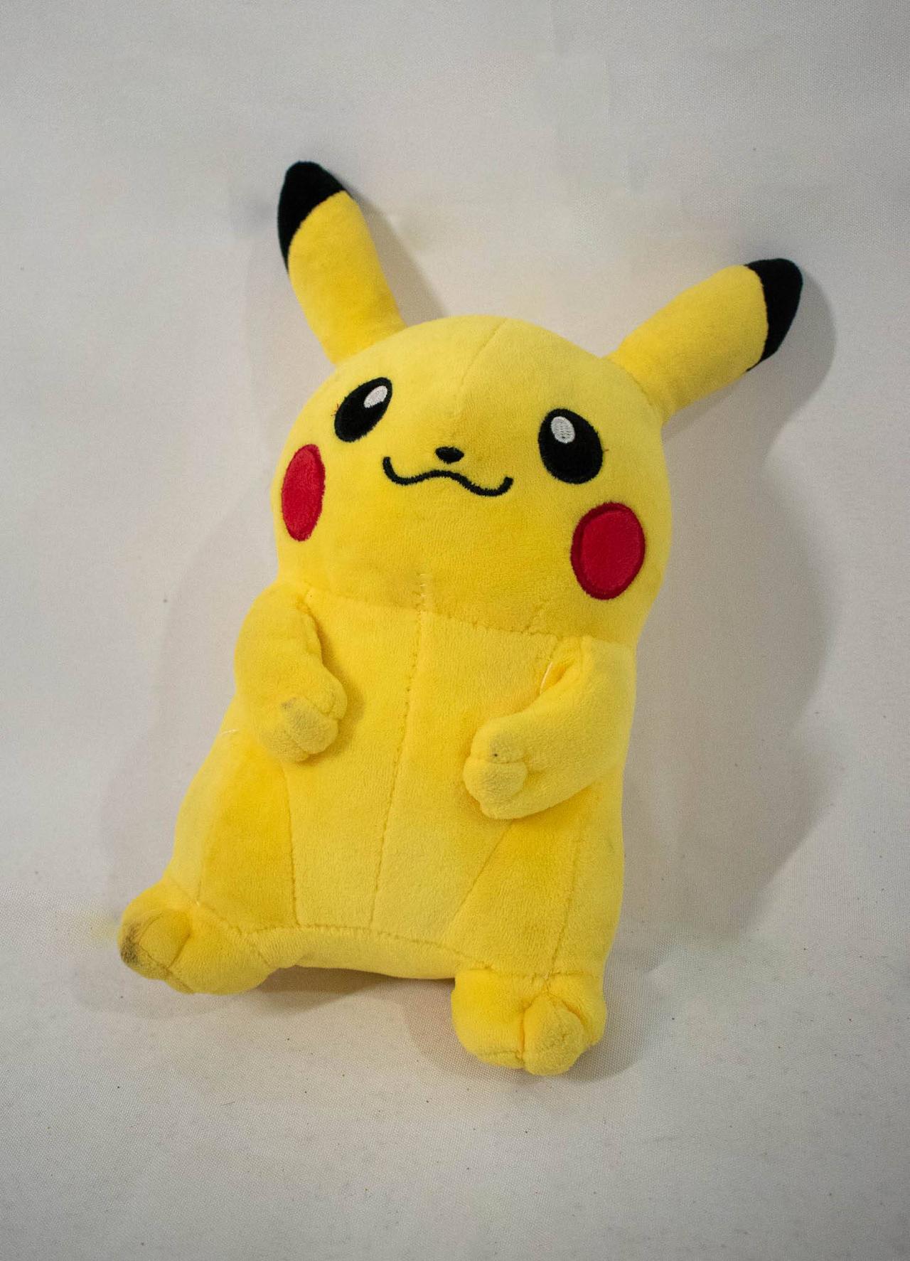 Personagem Pelúcia Picachu - Vanessalocações