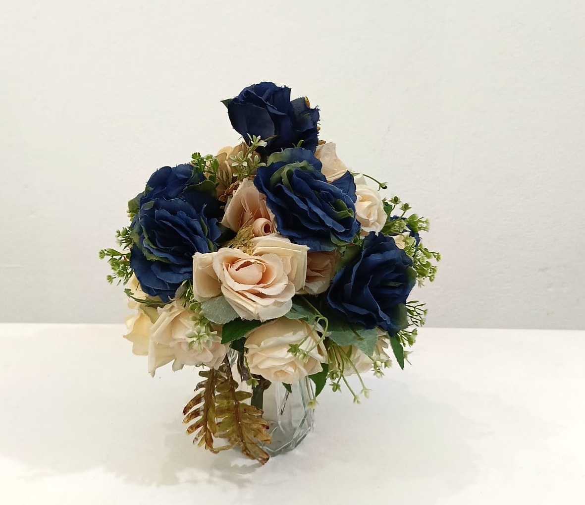 Buque Artificial G Azul/Creme - Vanessalocações