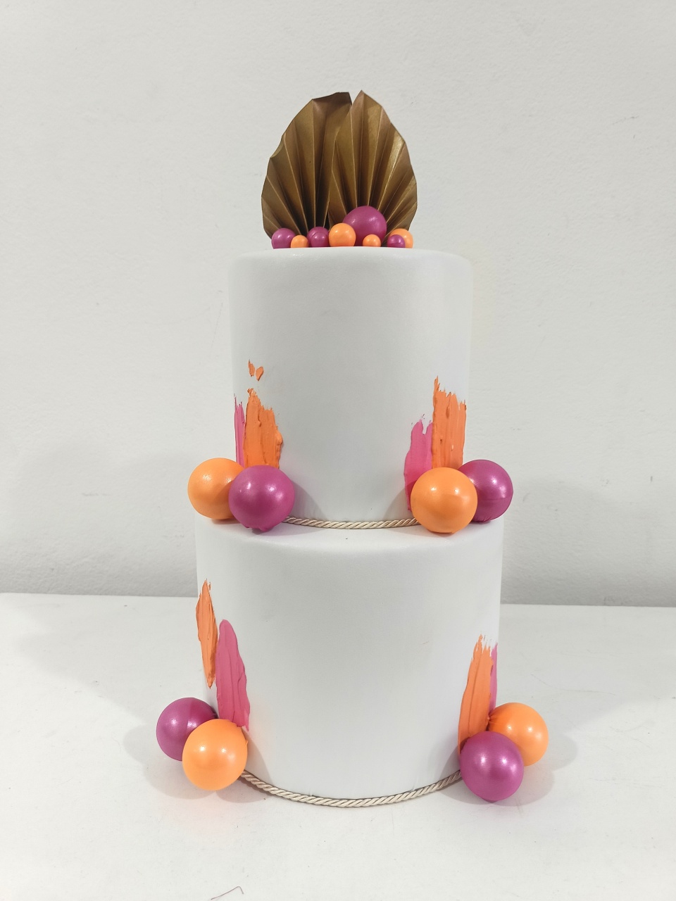 Bolo Fake Pink E Laranja  - Vanessalocações