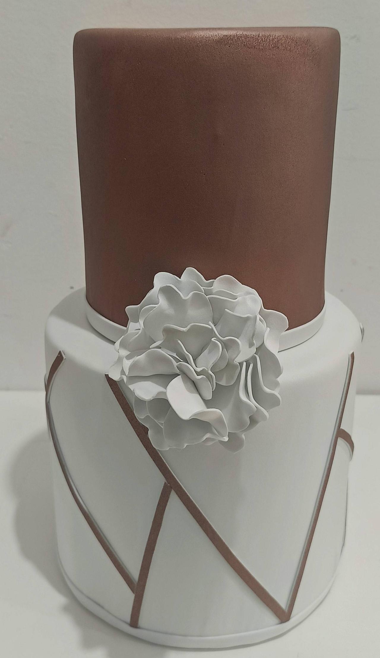 Bolo Fake Rose/Branco Luxo - Vanessalocações