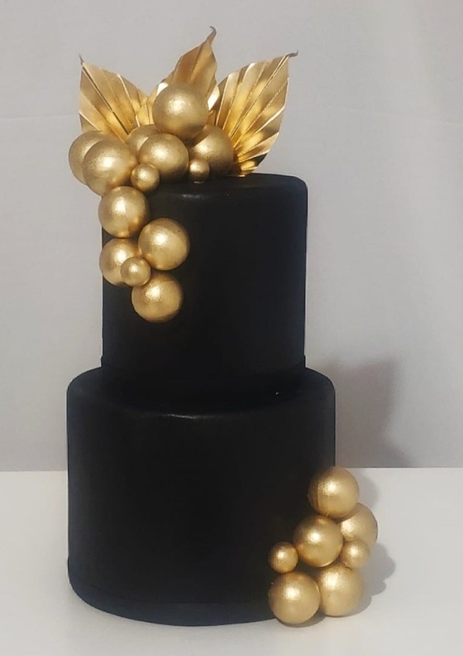 Bolo Fake Preto/Dourado Luxo 2 Andares - Vanessalocações
