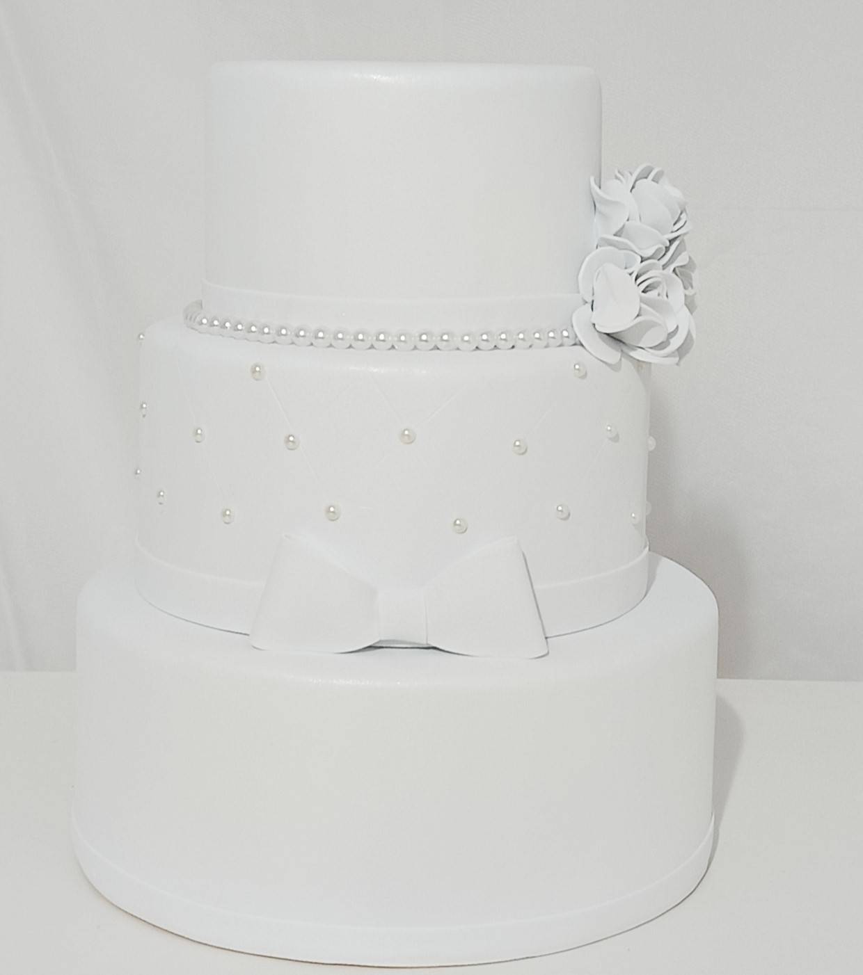 Bolo Fake Branco/Floral/Pérola  - 3 Andares - Vanessalocações