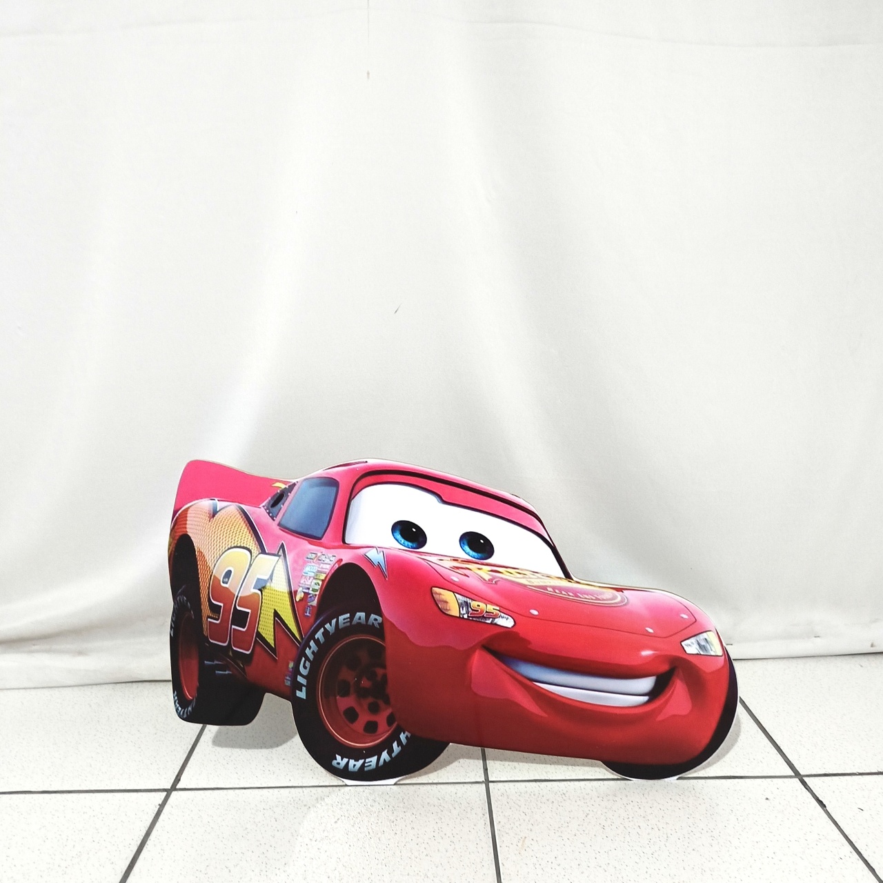 Display de Chão Carros/Macqueen -Mdf - Vanessalocações