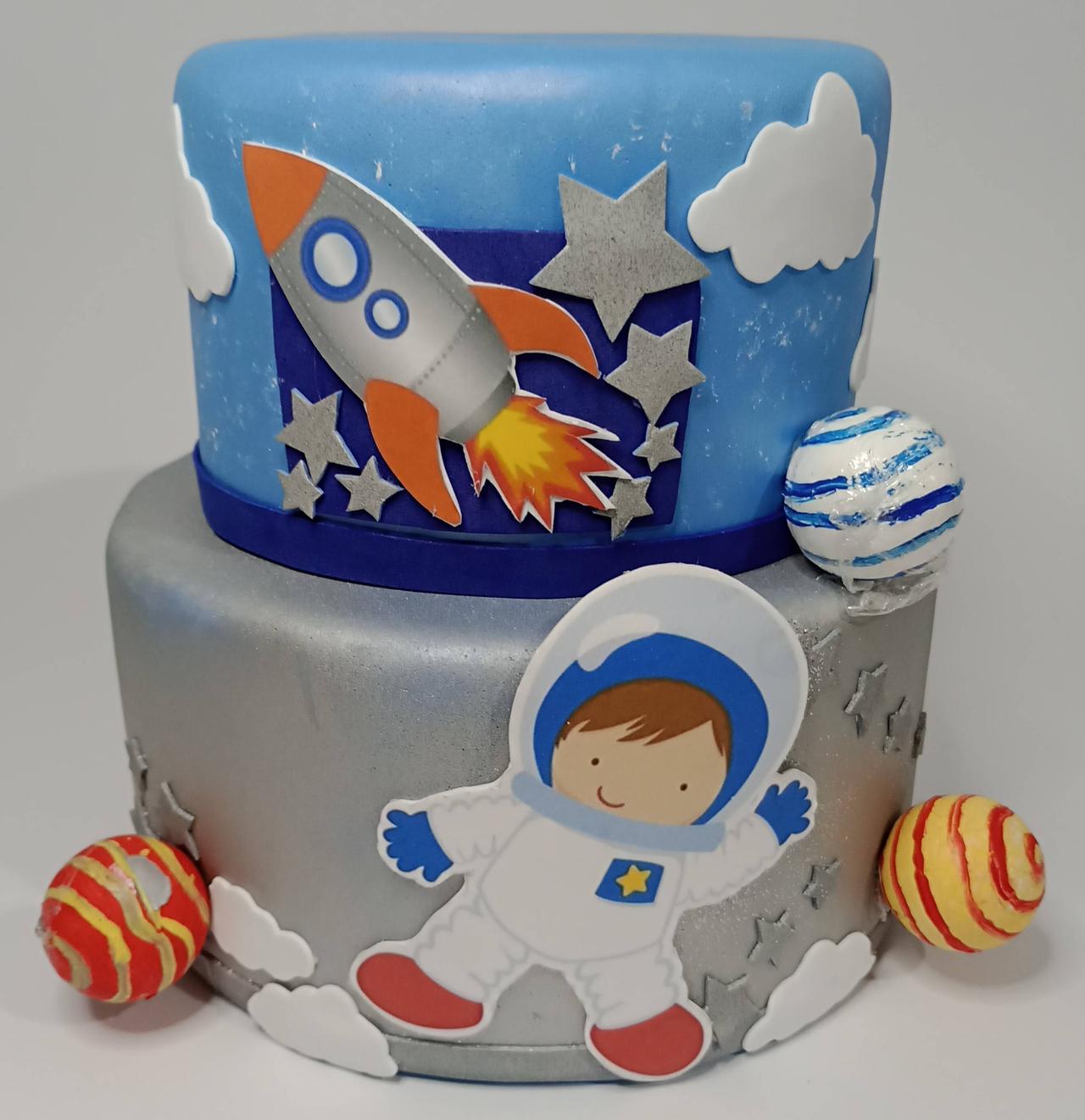 Bolo Fake Astronauta/Menino - 3 Andares - Vanessalocações