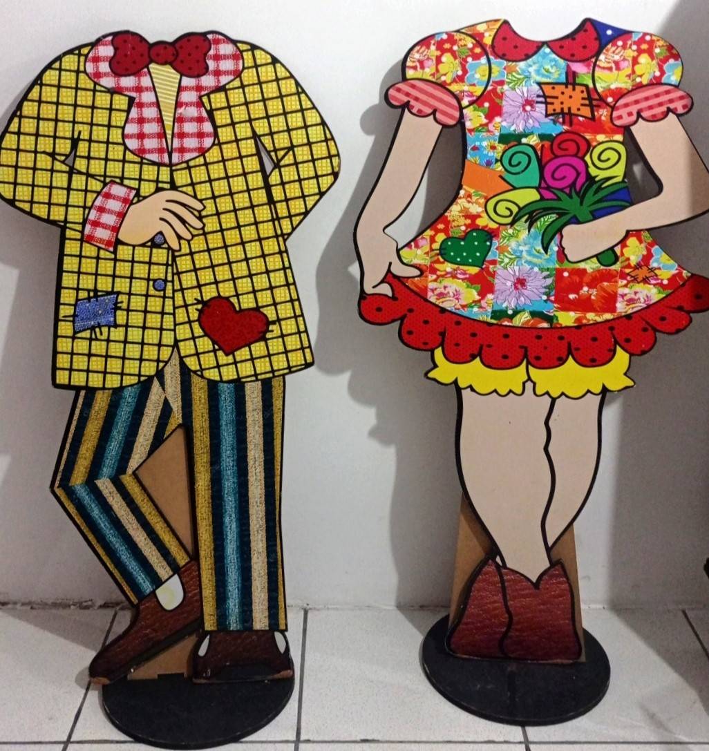 Display Mdf Junino Interativo Homem/Mulher - Vanessalocações