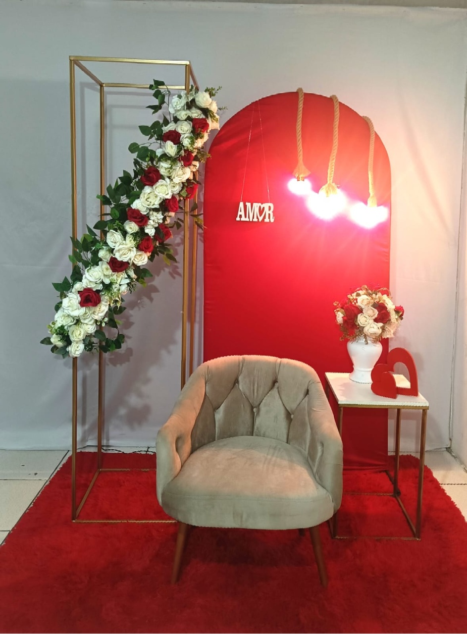 Composição Grade Com Flores E Poltrona - CamaleãoLocaçoes