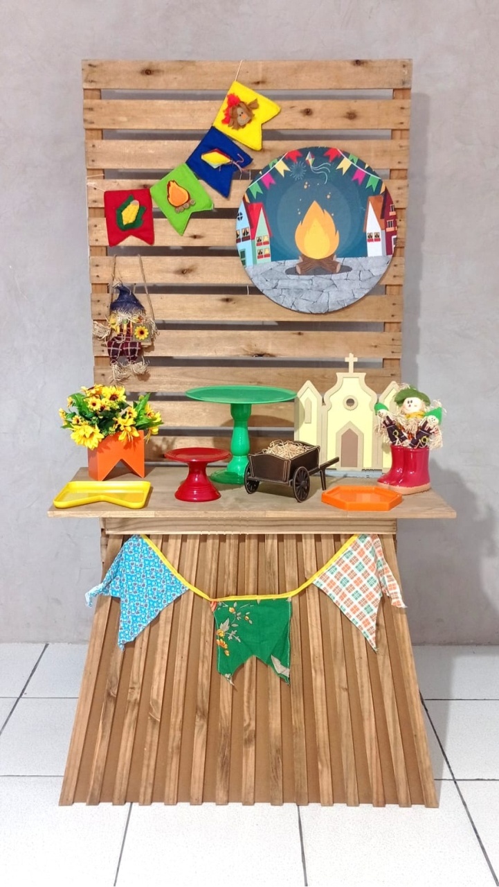 Composição Junina Painel de Palet - CamaleãoLocaçoes
