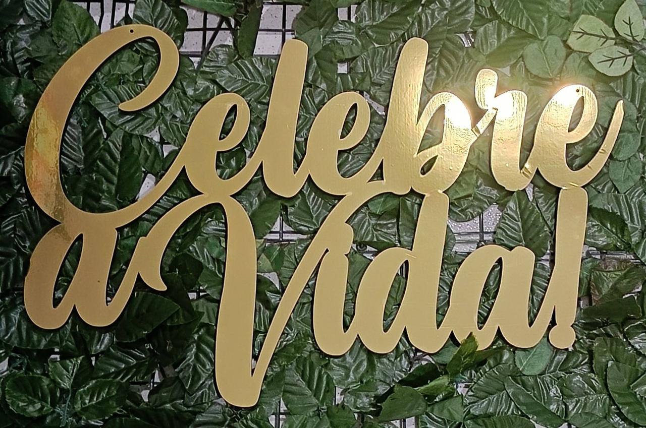 Letreiro Mdf Laminado Dourado - Celebre  A Vida - CamaleãoLocaçoes