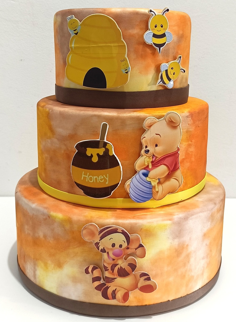 Bolo Fake Pooh  - 3 Andares  - Vanessalocações