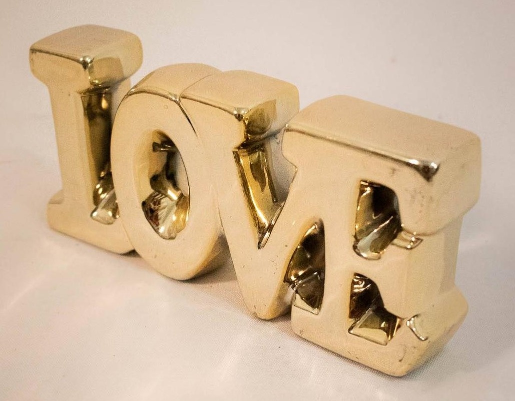 Letreiro Love Cerâmica Dourado - Vanessalocações