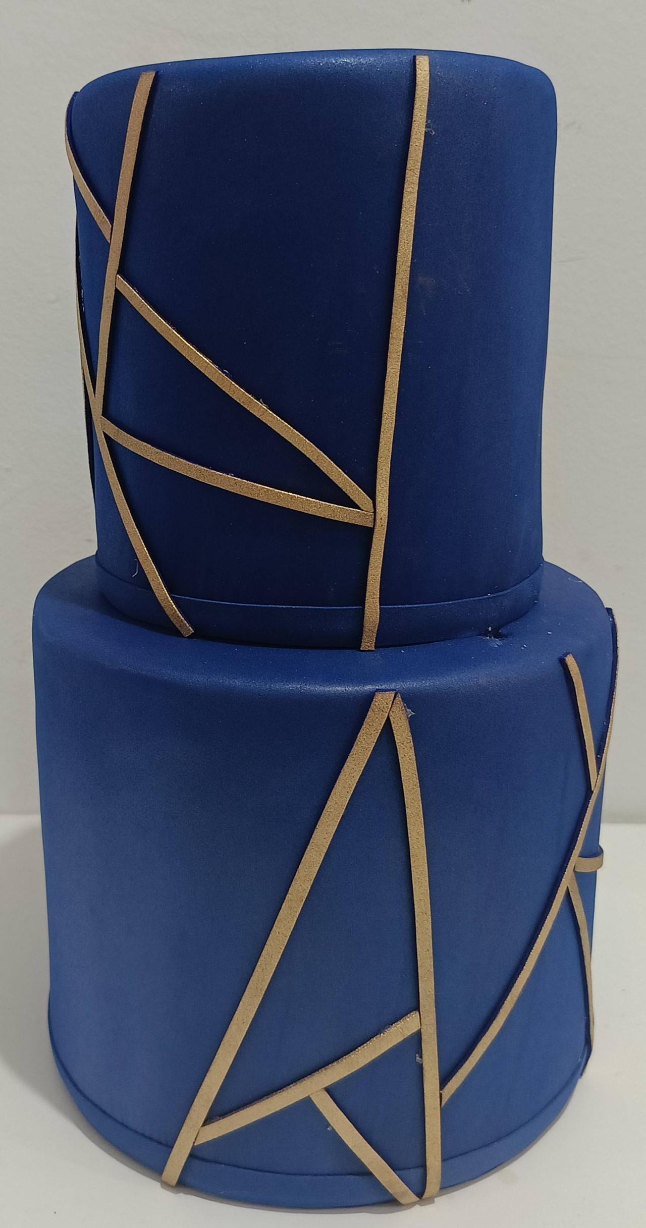 Bolo Fake Azul Marinho/Dourado Luxo - Vanessalocações