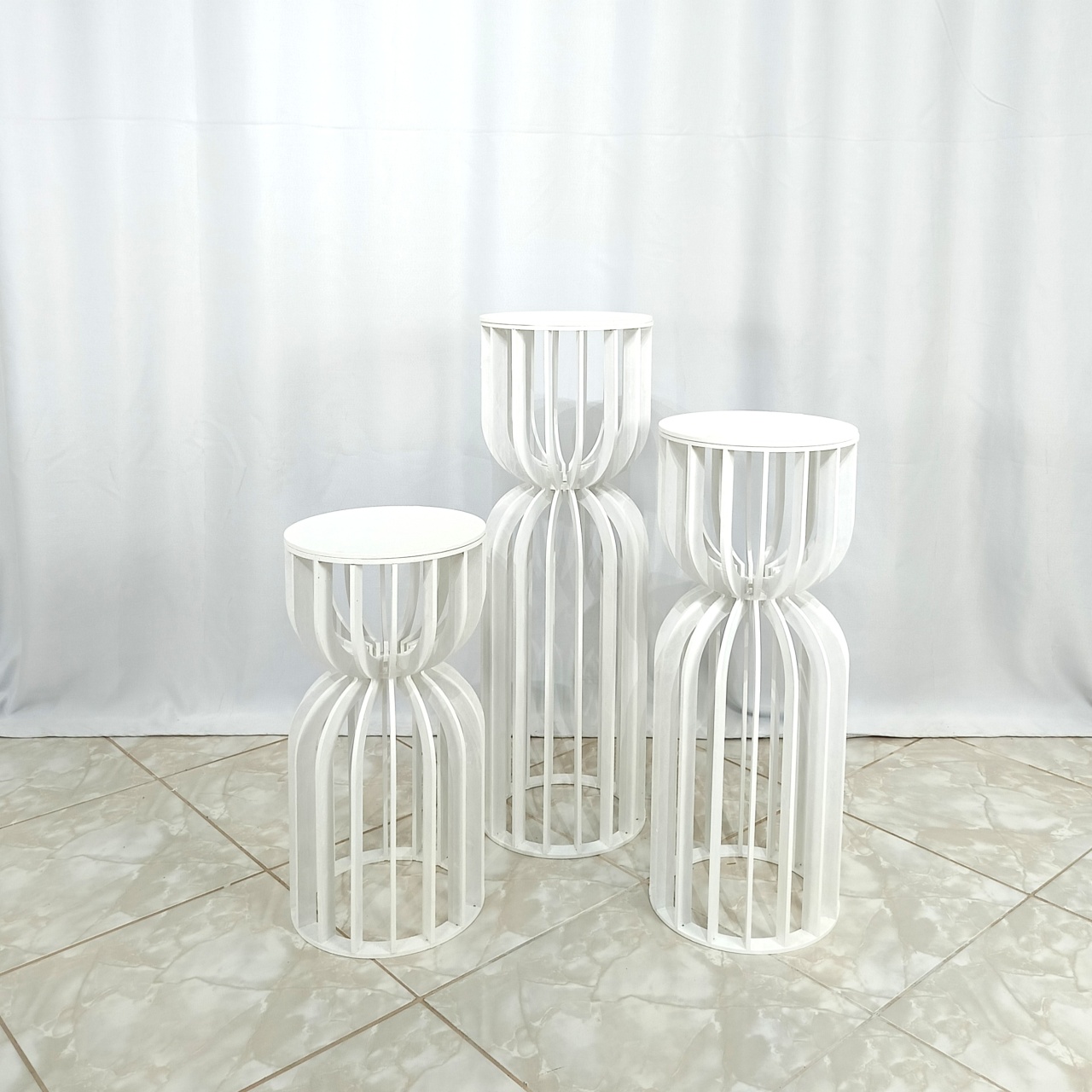 Trio de Mesas Ampulheta Mdf - Vanessalocações