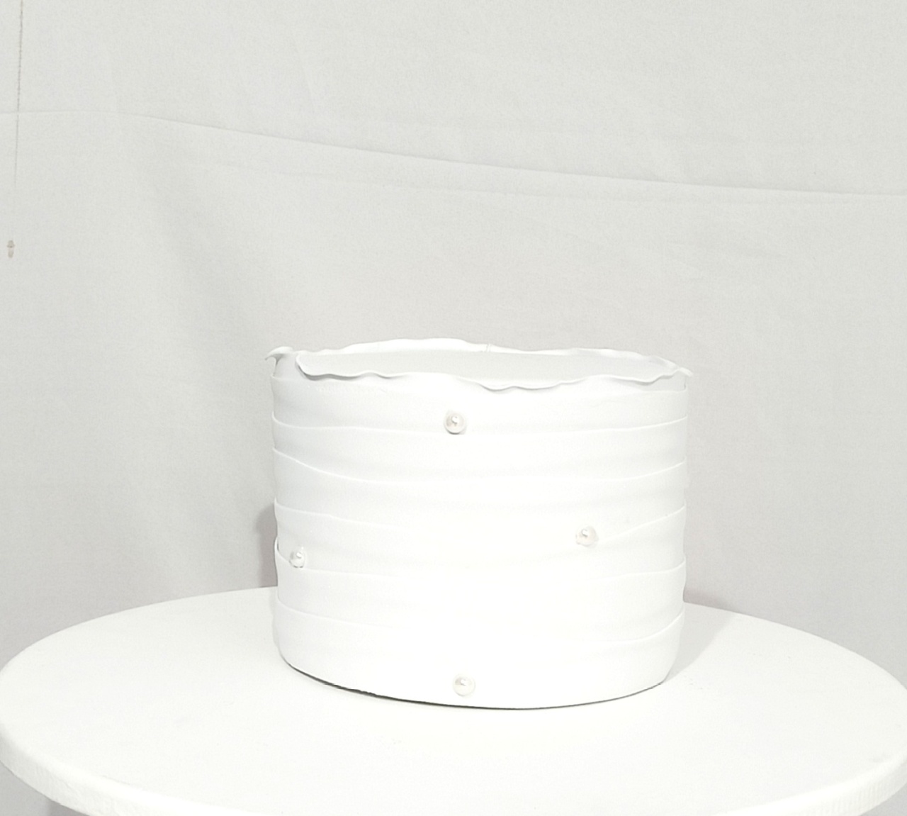 Bolo Fake Branco Perola 20X16Cm - CamaleãoLocaçoes