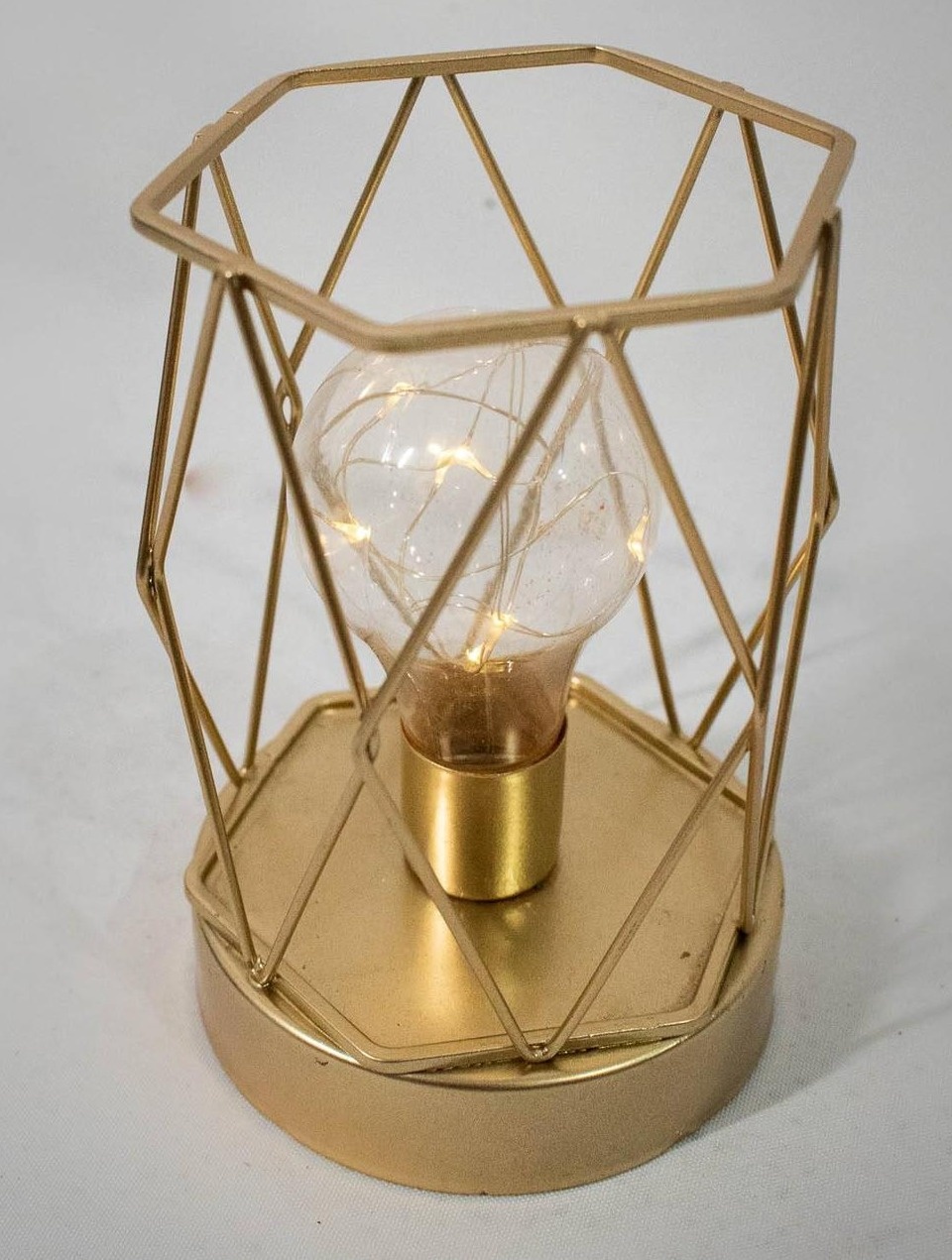 Lâmpada/Luminaria de Mesa Aramada Decorativa Dourado - Vanessalocações