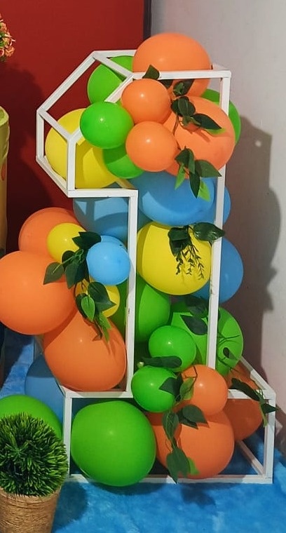 N1 Cenográfico Com Balões Dentro  Laranja, Azul Claro E Verde Limão  - CamaleãoLocaçoes