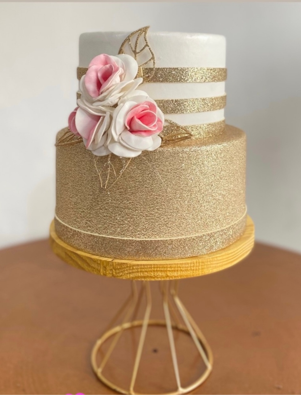 Bolo Dourado E Branco - Minifestaliv 