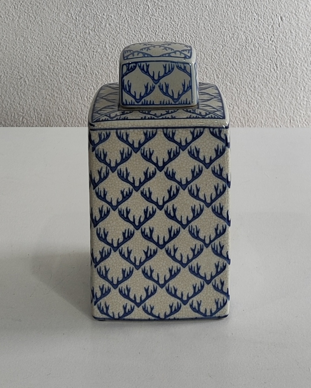 Vidro Com Tampa Branco Detalhes Na Cor Azul - Wanusa Nunes Andrade
