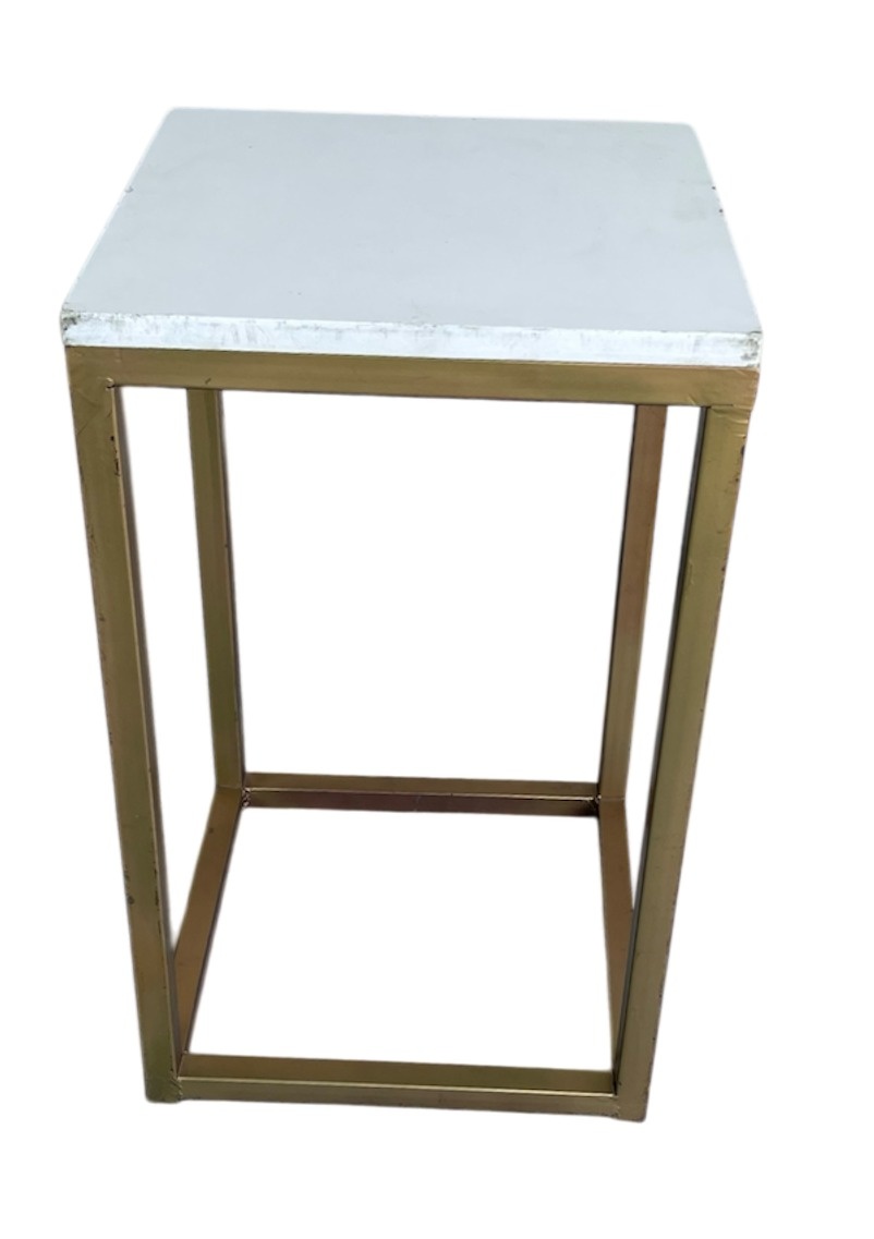Mesa de Ferro Dourado Tampo Branco M - Wanusa Nunes Andrade