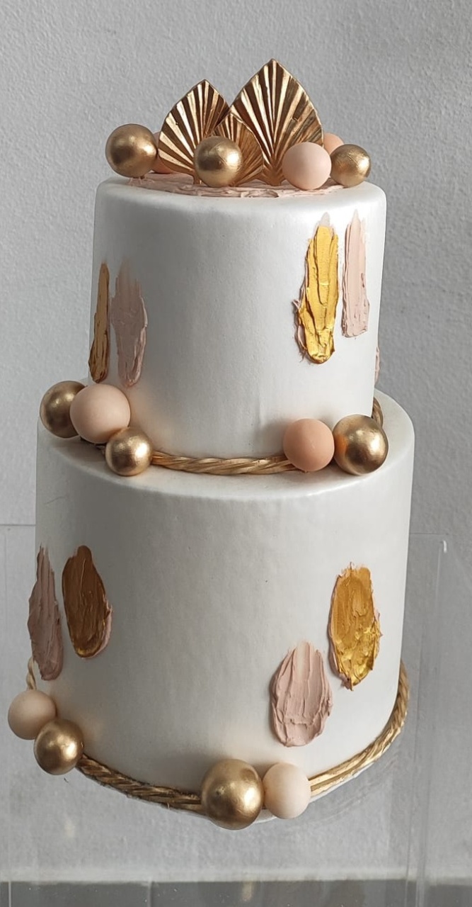 Bolo Fake Andar Branco Detalhes Dourado - Wanusa Nunes Andrade