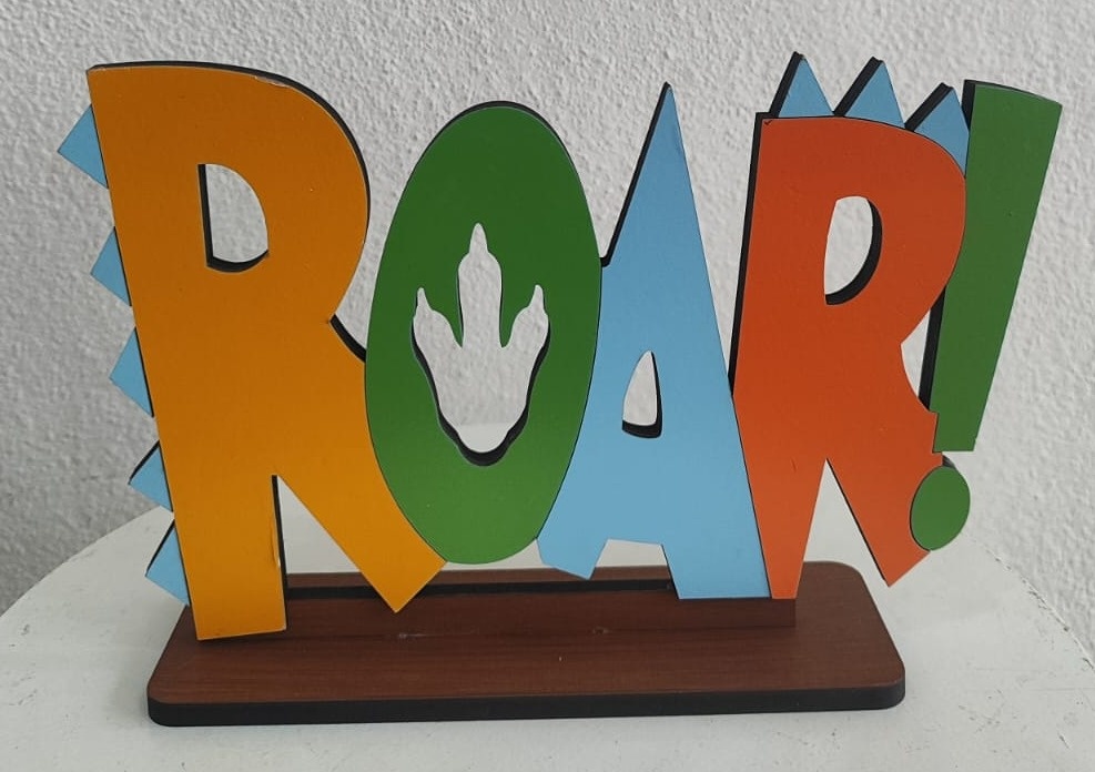 Display Mdf de Mesa Roar Menino - Wanusa Nunes Andrade