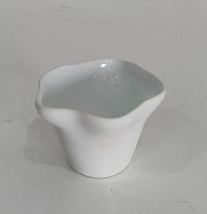Vaso Branco Ondulado Mini - Wanusa Nunes Andrade