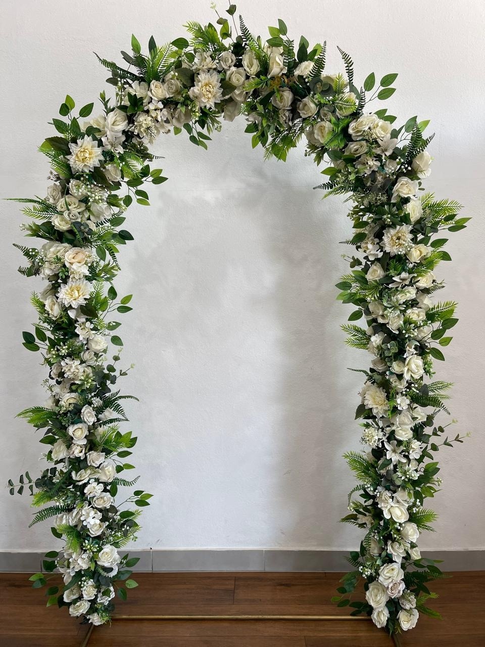 Arco Romano Com Folhagens E Flores Brancas - Wanusa Nunes Andrade