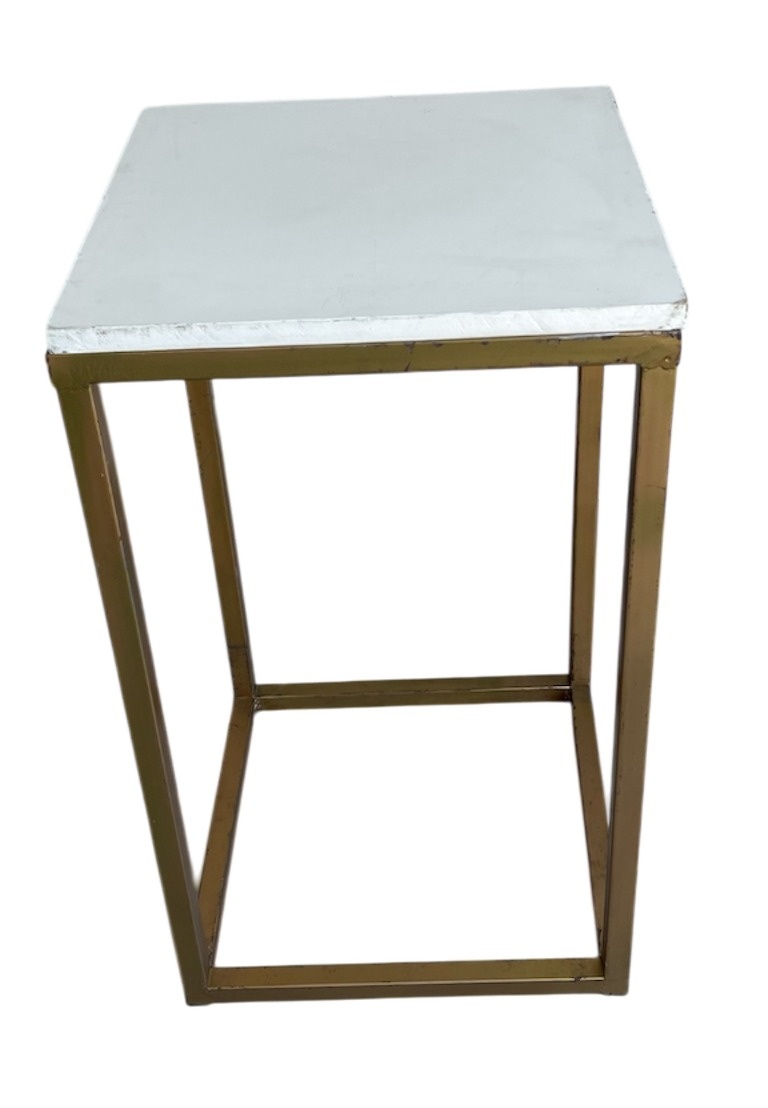 Mesa de Ferro Dourado Tampo Branco Pp - Wanusa Nunes Andrade