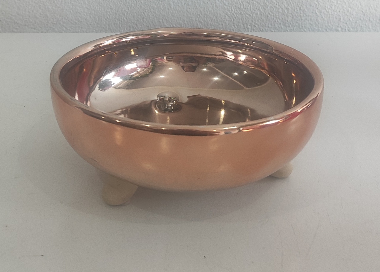 Bandeja Redonda Com Pé Bronze - Wanusa Nunes Andrade