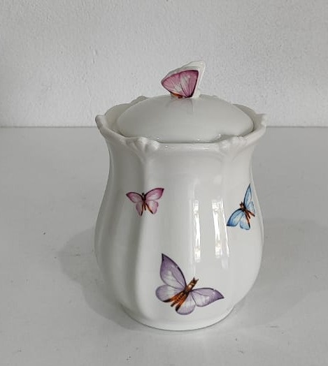 Pote de Porcelana Borboleta Com Tampa - Wanusa Nunes Andrade