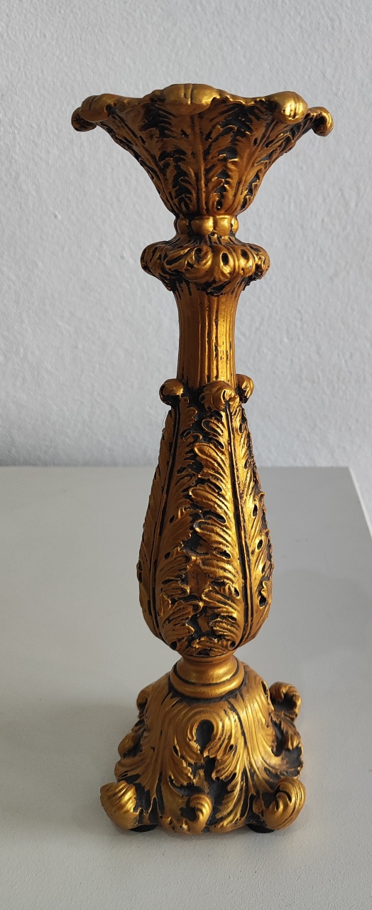 Castiçal Resina Dourado - Wanusa Nunes Andrade