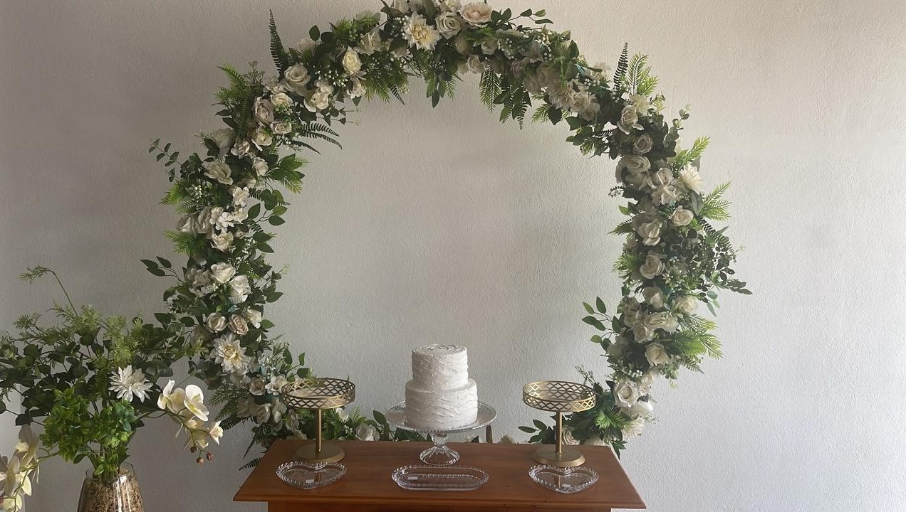 Arco Redondo 1,50 Com Folhagens E Flores Brancas - Wanusa Nunes Andrade
