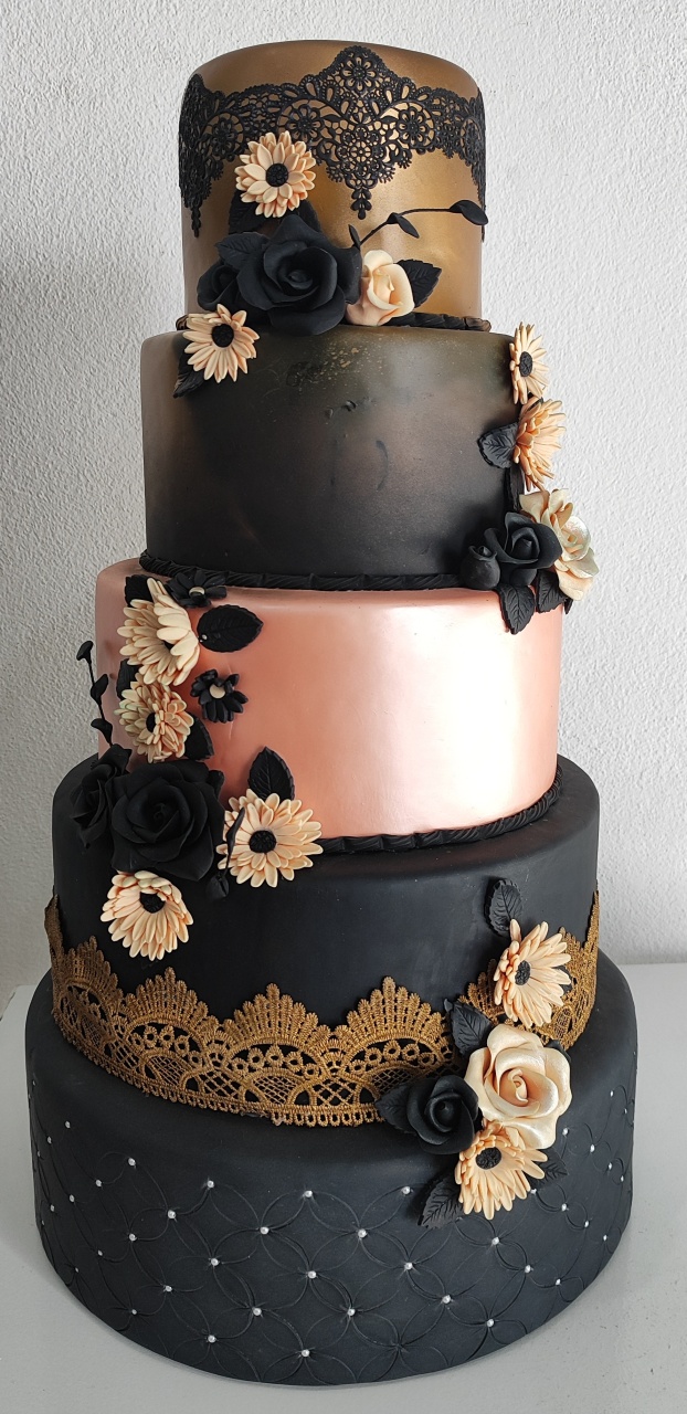Bolo Fake Andar Preto Com Dourado Flores  - Wanusa Nunes Andrade