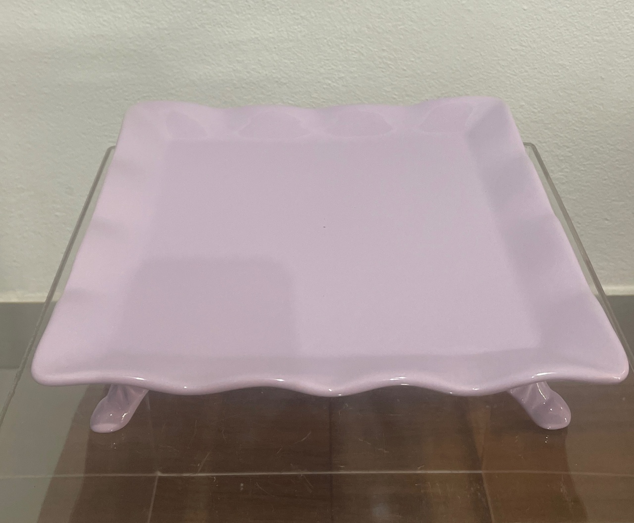 Bandeja Quadrada Cerâmica Com Pé Lilás 26X26Cm - Wanusa Nunes Andrade