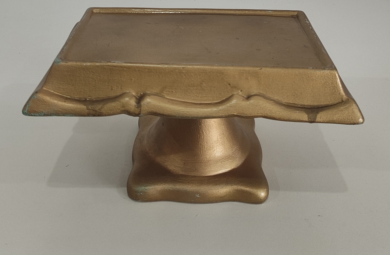 Bandeja Para Doce Retangular Com Pé Dourado 20×11Cm - Wanusa Nunes Andrade