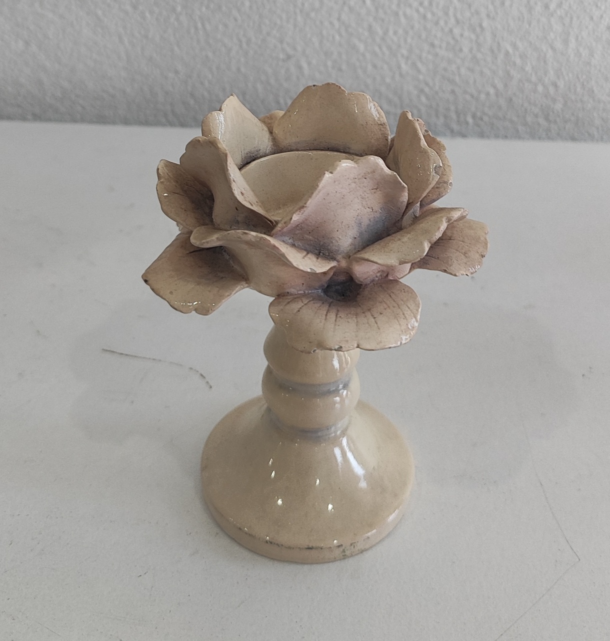Castiçal Metal Flor Bege - Wanusa Nunes Andrade