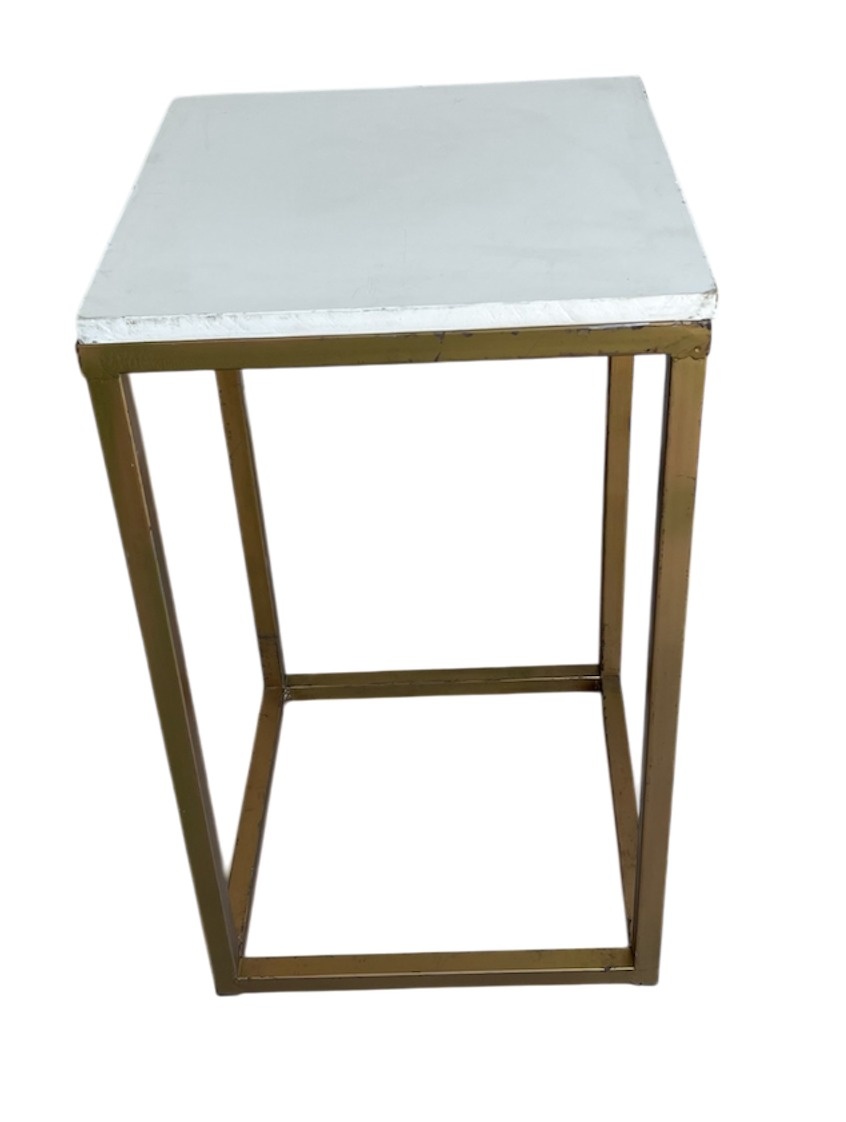 Mesa de Ferro Dourado Tampo Branco P - Wanusa Nunes Andrade
