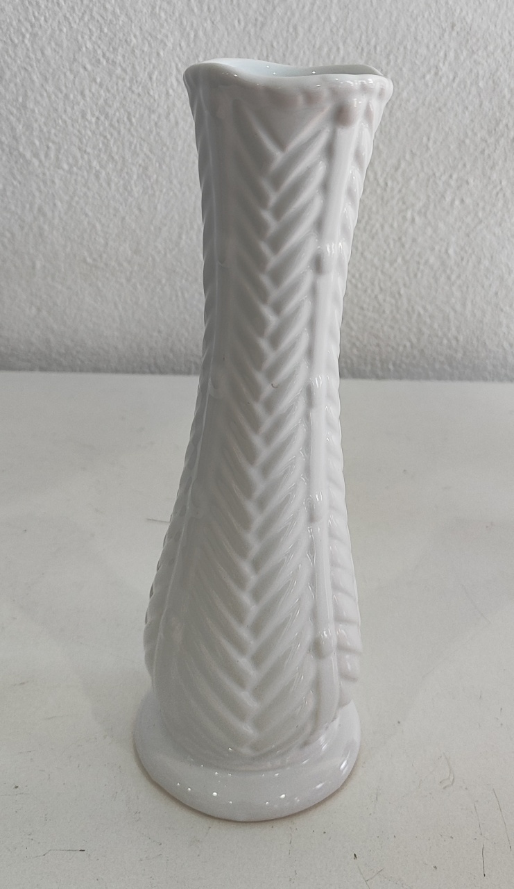 Vaso Fino Detalhado Branco - Wanusa Nunes Andrade