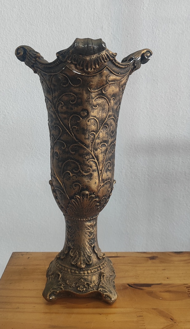 Vaso Gesso Dourado M - Wanusa Nunes Andrade