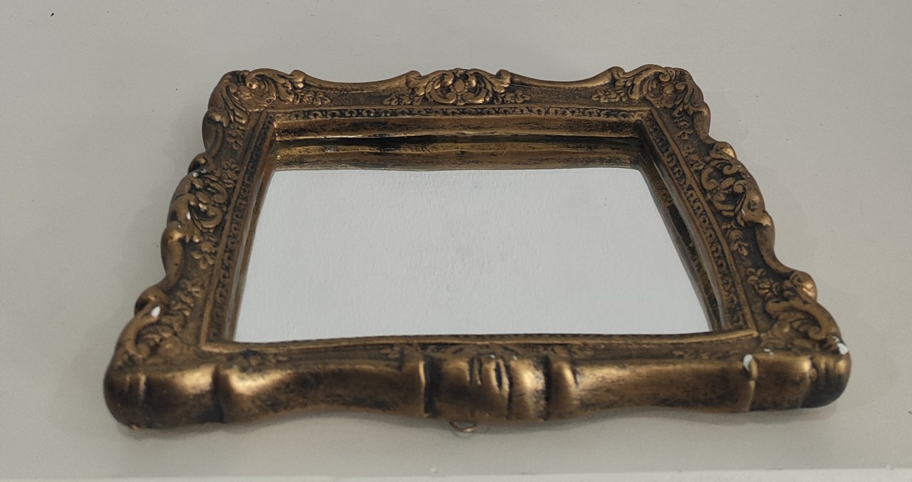Item Decorativo Espelhado Retangular Dourado25×19 Cm - Wanusa Nunes Andrade