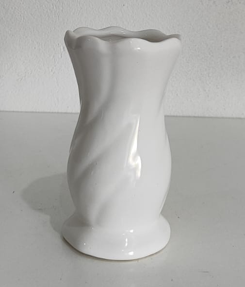 Vaso Ondulado Branco P - Wanusa Nunes Andrade