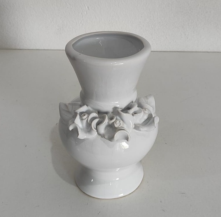 Vaso Branco Detalhes Flores 18Cm - Wanusa Nunes Andrade