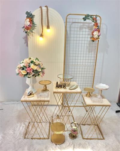Kit Painel Romano Riscado Com Painel Dourado Telado Com Trio de Mesa Dourada Em X - Nanda Pegue e Monte