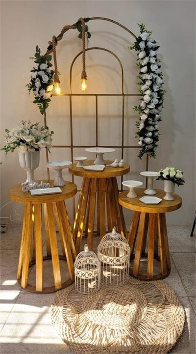 Painel Romano Janela Com Flores E Iluminação Com Trio de Mesas Cone de Madeira - Nanda Pegue e Monte