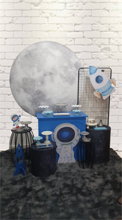 Kit Astrounata Com Painel de Lua E Tela Preta, Com Mesa Azul Dobravel E Mesas Barril Pretas E Cilindros - Nanda Pegue e Monte
